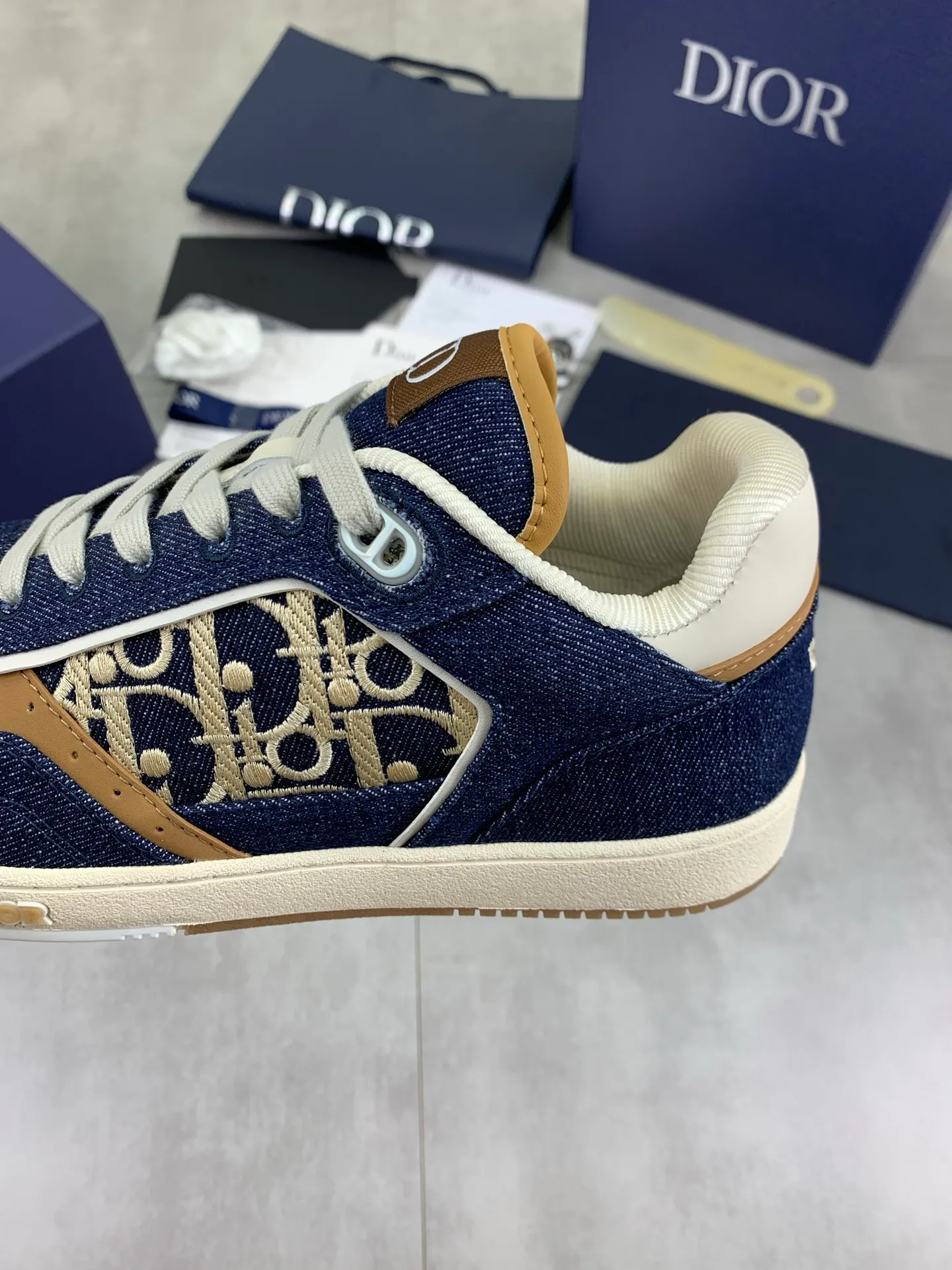 Factory price P760💰💎Top quality💎Dior couple's sneakers Top high-end version Purchasing quality Original development Dior spring and summer new B27 couple's sneakers are new products in the series, (Dior) B27 sneakers, original version 15560💰Purchased New presbyopic sneakers in early spring A favorite among major celebrities and Internet celebrities. The on-foot effect is very nice B27 sneakers made by Italian craftsmen The layers are distinct and have a unique three-dimensional effect🌟 showing a modern and elegant style, comparable to Dior  A classic style from Dior. Crafted from smooth black calf leather with beige and black Oblique print panels on the sides. The "CD Icon" shaped shoelace eyelets are clever and delicate, and the two-color rubber sole, rear collar and heel are all equipped with the brand's iconic details to enhance the style. Oblique printed straps at the ankle allow for an adjustable fit to complement the overall design. Fashionable and versatile, it can complement any look.                        Imported silk cowhide stitching with D embroidery printing; multi-color 🉑️Choose TPU outsole Size: women's 35-40 men's: 38-46 (men's 38, 45, 46 sizes are custom-made, non-refundable and non-exchangeable)